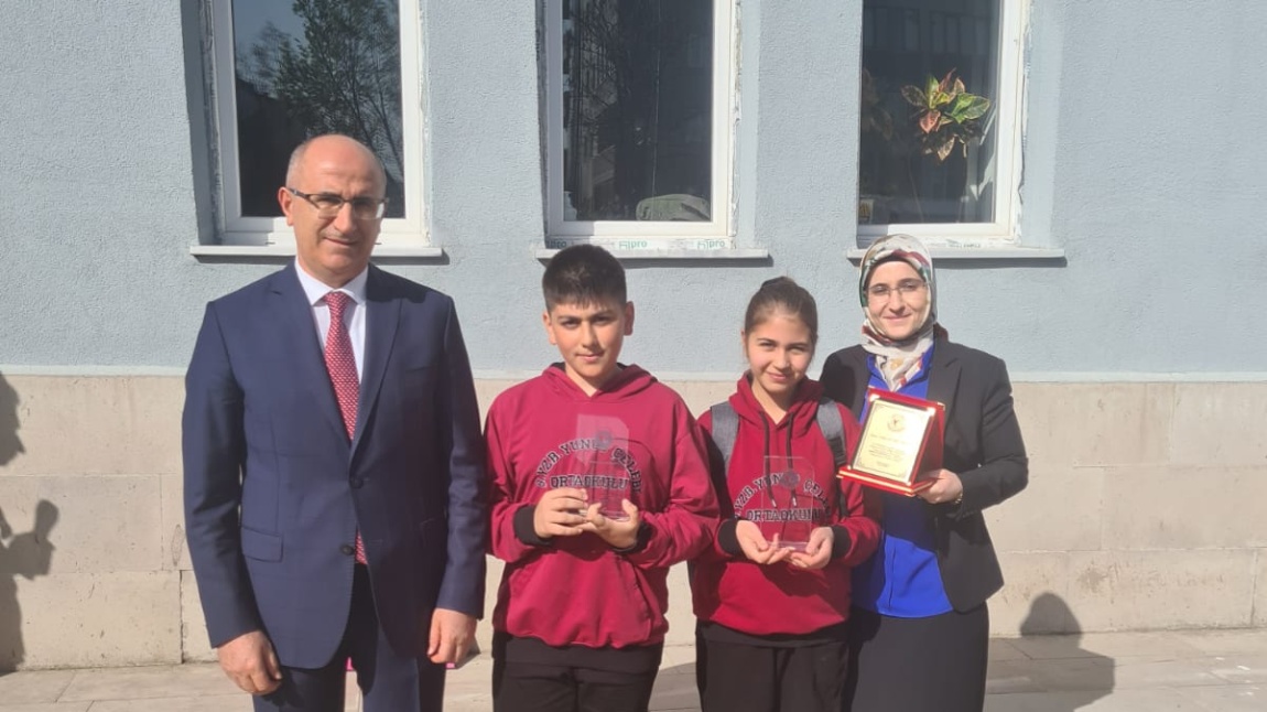 18.TÜBİTAK Ortaokul Öğrencileri Bilimsel Araştırma Projesi Bölge Yarışmasında Türkçe Alanında Birinci Olan Öğretmen ve Öğrencilerimize Okul Müdürümüz Tarafından Plaket Verildi